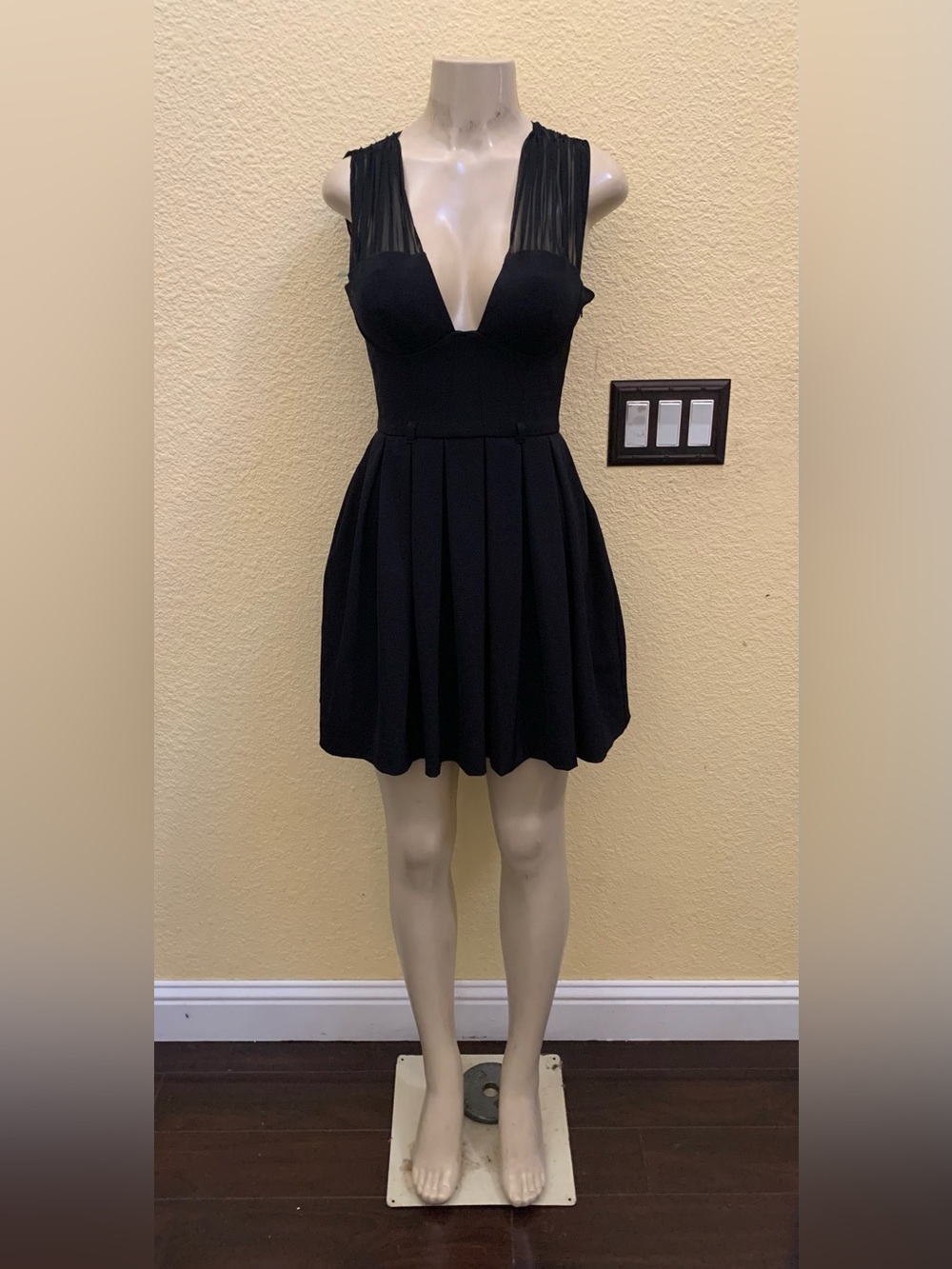 Black Halo Size 2 ? Black Mini Skater Dress